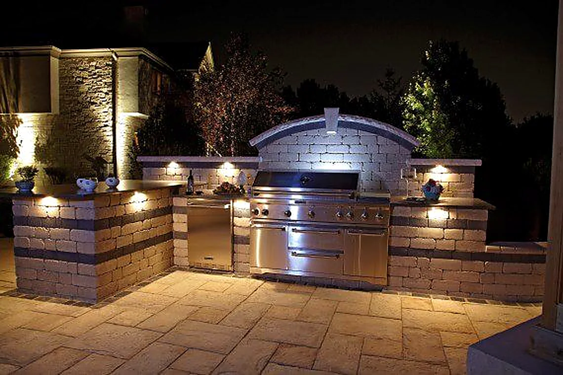 Outdoor Kitchen & Grill